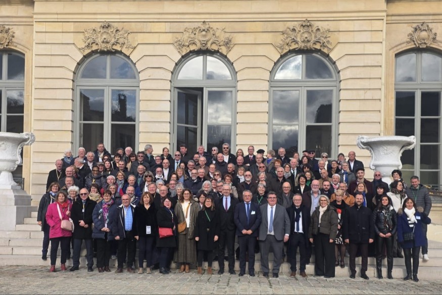 À l’Assemblée nationale, les députés Cazeneuve et Taupiac rendent hommage à l’engagement des maires.